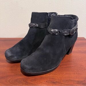 Clarks Bendables Blue Suede Ankle Boots women size 8.5 Wide